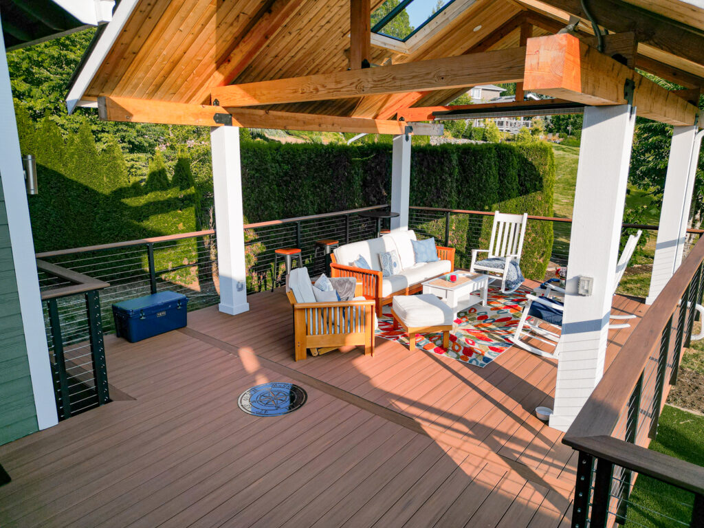 cozy deck with seating area and roof cover
